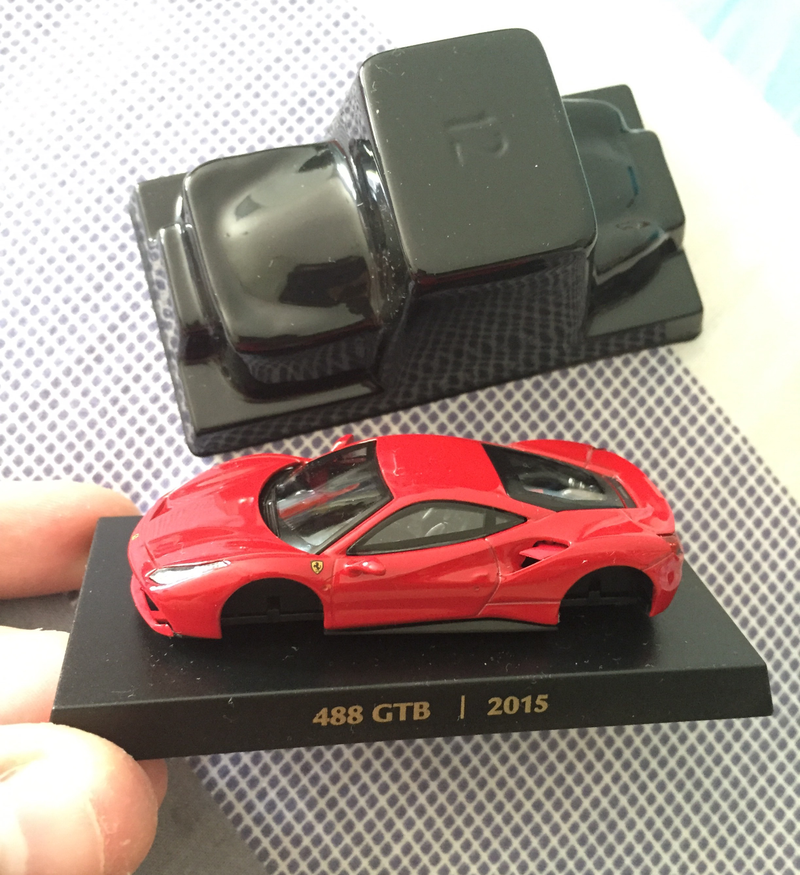 The body and chassis haven’t been screwed on; it’s just placed together on the base for easier packaging.